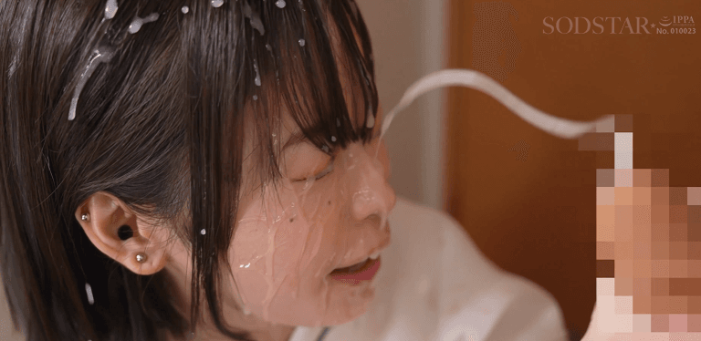4K画質で鮮明に映し出される、MINAMOの顔面を捉えた顔射の瞬間。飛び散る液体の質感から、清楚な前髪が白く濡れそぼるディテールまで克明に描写
