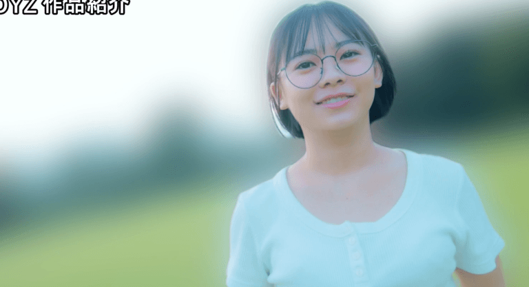 【佐々倉ひより】地味めがね女子にリアル顔射！極太ディルドぶっ刺しAVデビュー アイキャッチ画像